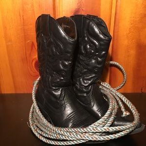 Black cowboy boots with black stitching 🧵